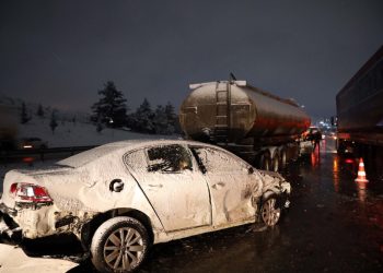 3 TIR ile 4 otomobil kaza yaptı! Yaralılar var