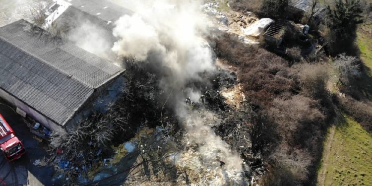 Fabrikada çıkan yangın ormana sıçmadan söndürüldü