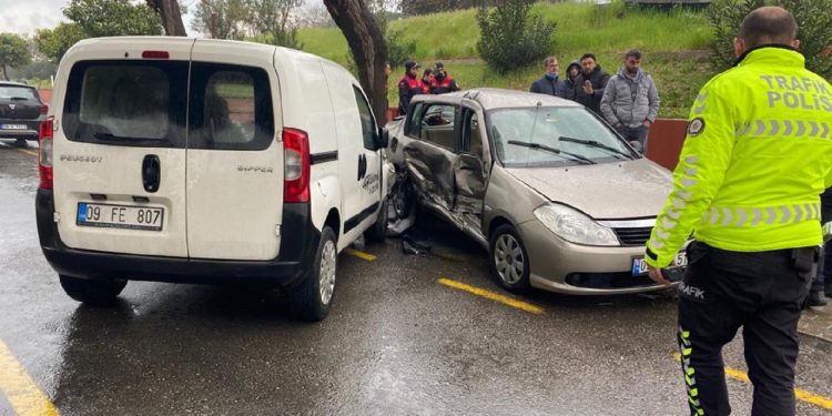 Hafif ticari araç ile otomobil çarpıştı: 1 ölü, 2 yaralı