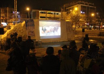 Kardan beyaz perdede film izlediler
