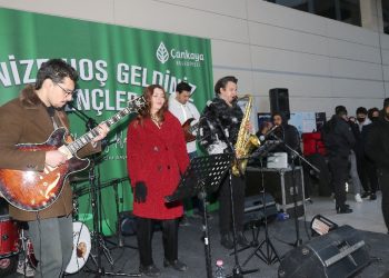 Öğrenci yemeğinde canlı müzik keyfi