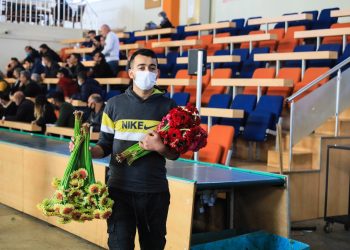 Sevgililer Günü çiçeklerini almak için yarıştılar