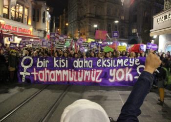 Ünlülerden Kadınlar Günü mesajları