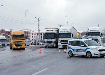 Zincirleme kaza meydana geldi: Yol ulaşıma kapandı