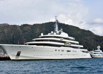 Abramoviç’in mega yatına yaklaşanlara sirenli uyarı