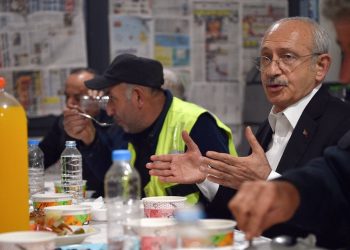 Kılıçdaroğlu inşaat işçileriyle iftar yaptı