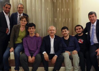 Kılıçdaroğlu, İstanbul’daki öğrencilerin evine misafir oldu: Türkiye’yi sizler inşa edeceksiniz