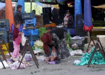 Pazardan çürük sebze ve meyveleri, belediyeden önce dar gelirli topluyor