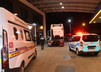 ‘Polisiz’ deyip istedikleri parayı vermeyen şoförü yaraladılar