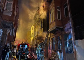 Fatih’te 3 katlı binada yangın: Bir kişi atlayarak kurtuldu