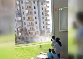 Kahramanmaraş’ta bir çift, 18 yıl yaşadıkları binanın yıkılmasını izledi